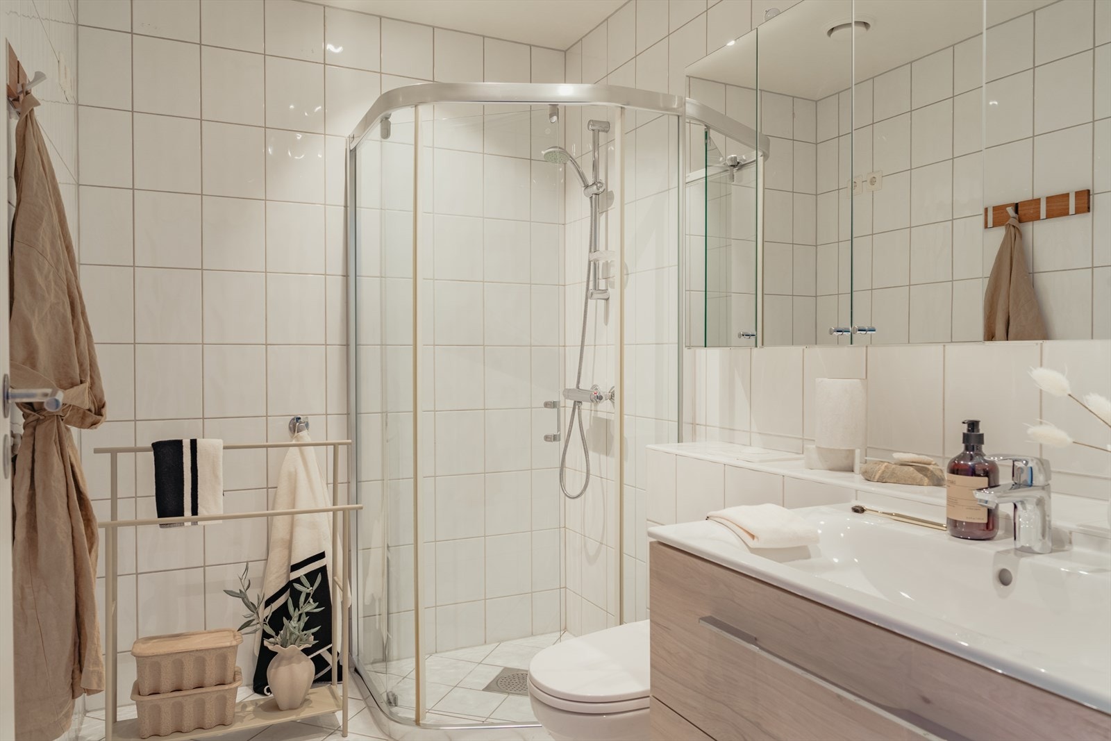 Badet er romslig og inneholder alt man behøver. Badet er helfliset og har varme i gulv. Galleribilde