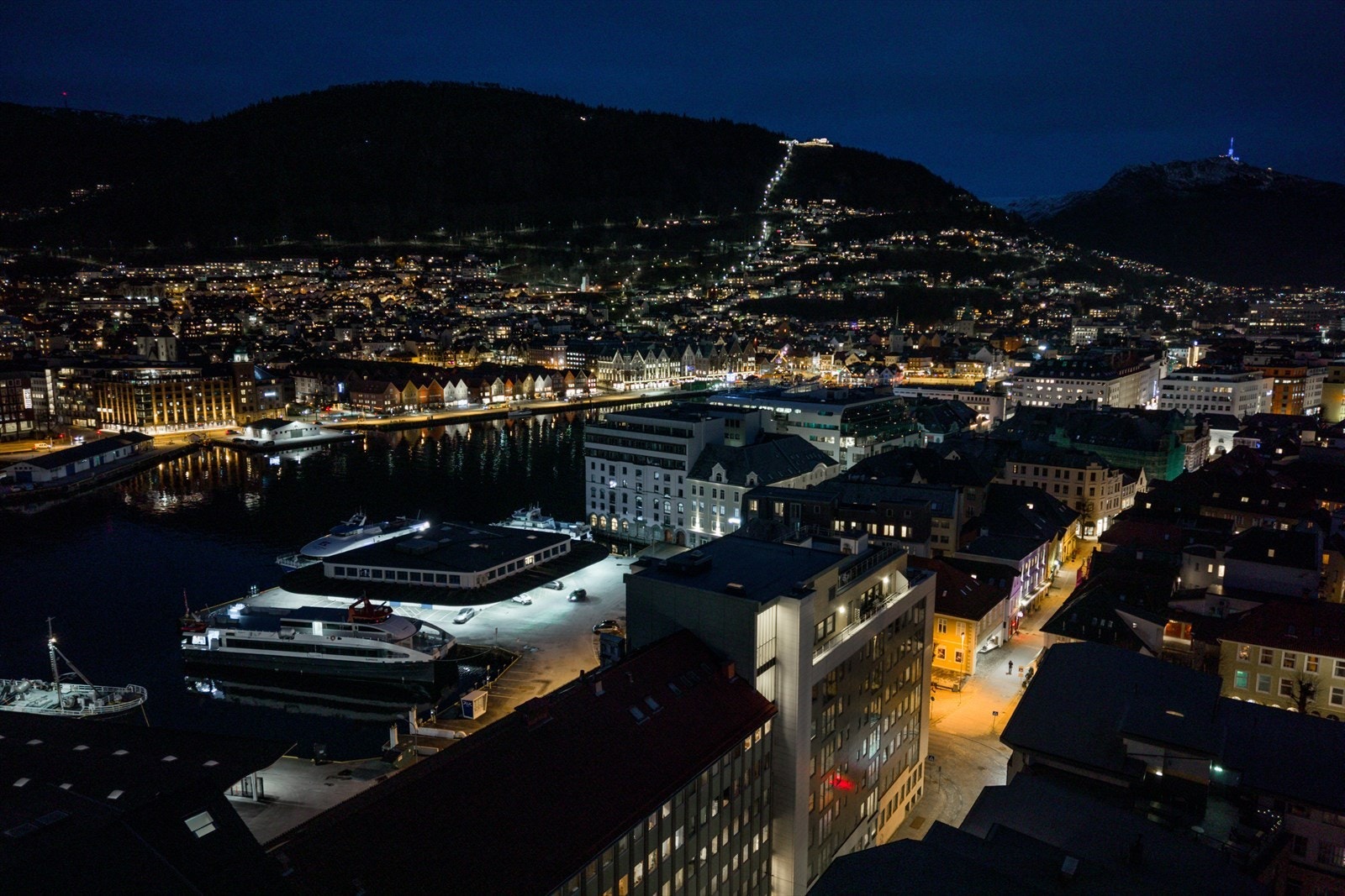 Det er flere dagligvarebutikker i kort avstand, med Coop Extra og Kiwi som de nærmeste. Søndagsåpen Bunnpris ligger i nærheten. Galleribilde