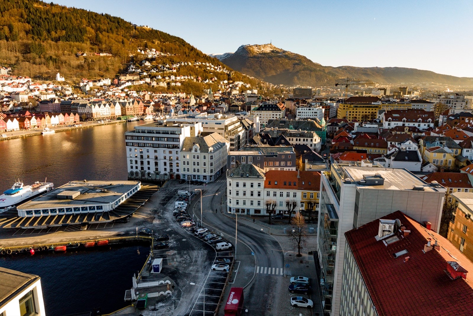 Flere servicetilbud og severdigheter i nærområdet, som blant annet Bergen Naturhistoriske Museum, Botanisk hage, Nordnesparken, Nordnes sjøbad, Verftet, kino, Akvariet og andre kulturtilbud Galleribilde