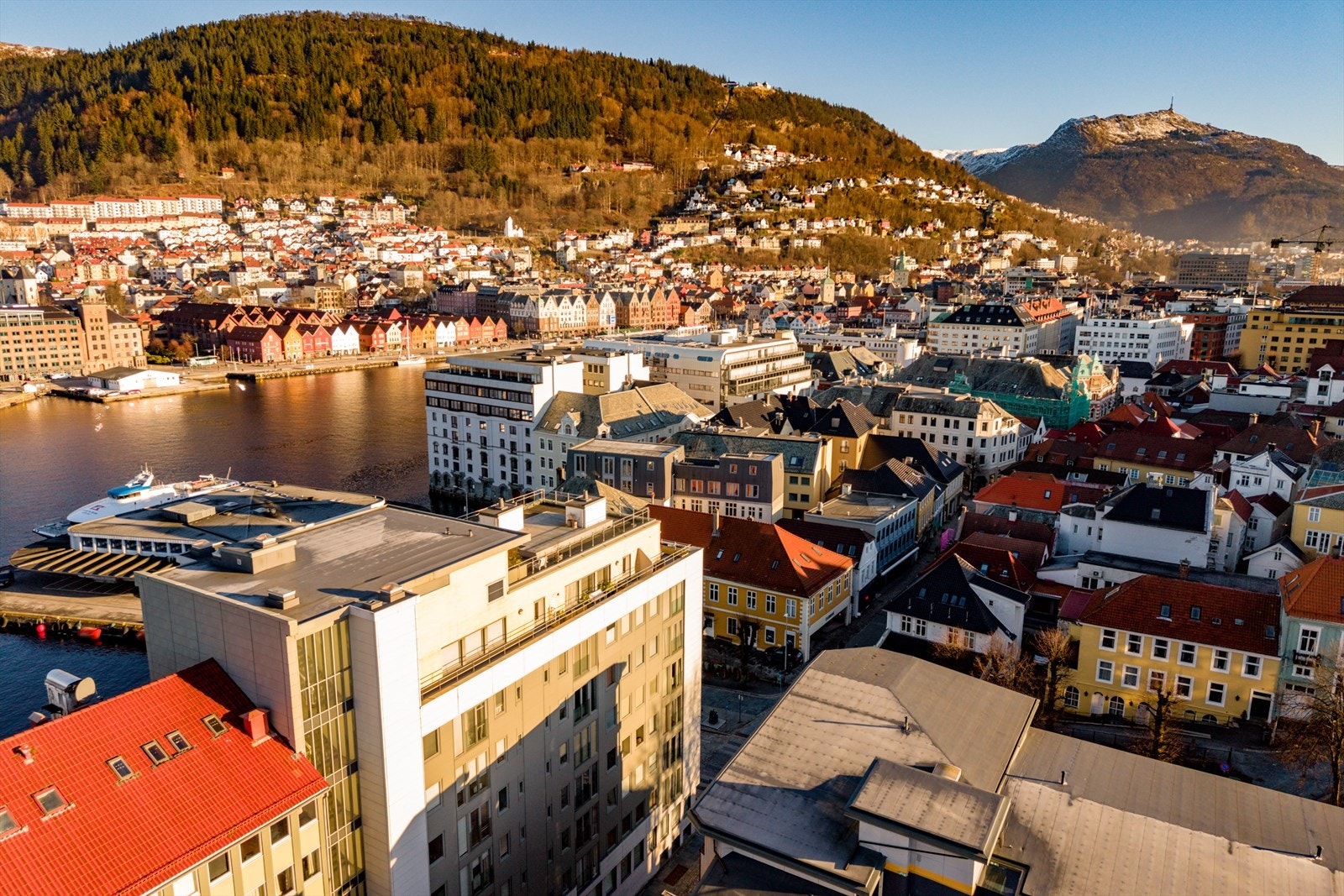 Det er ikke uten grunn at navnet "Nordnesrepublikken" har oppstått om halvøyen Nordnes. Her bor du med den perfekte kombinasjon av kort vei til natur, sjø og byliv rundt deg. Galleribilde