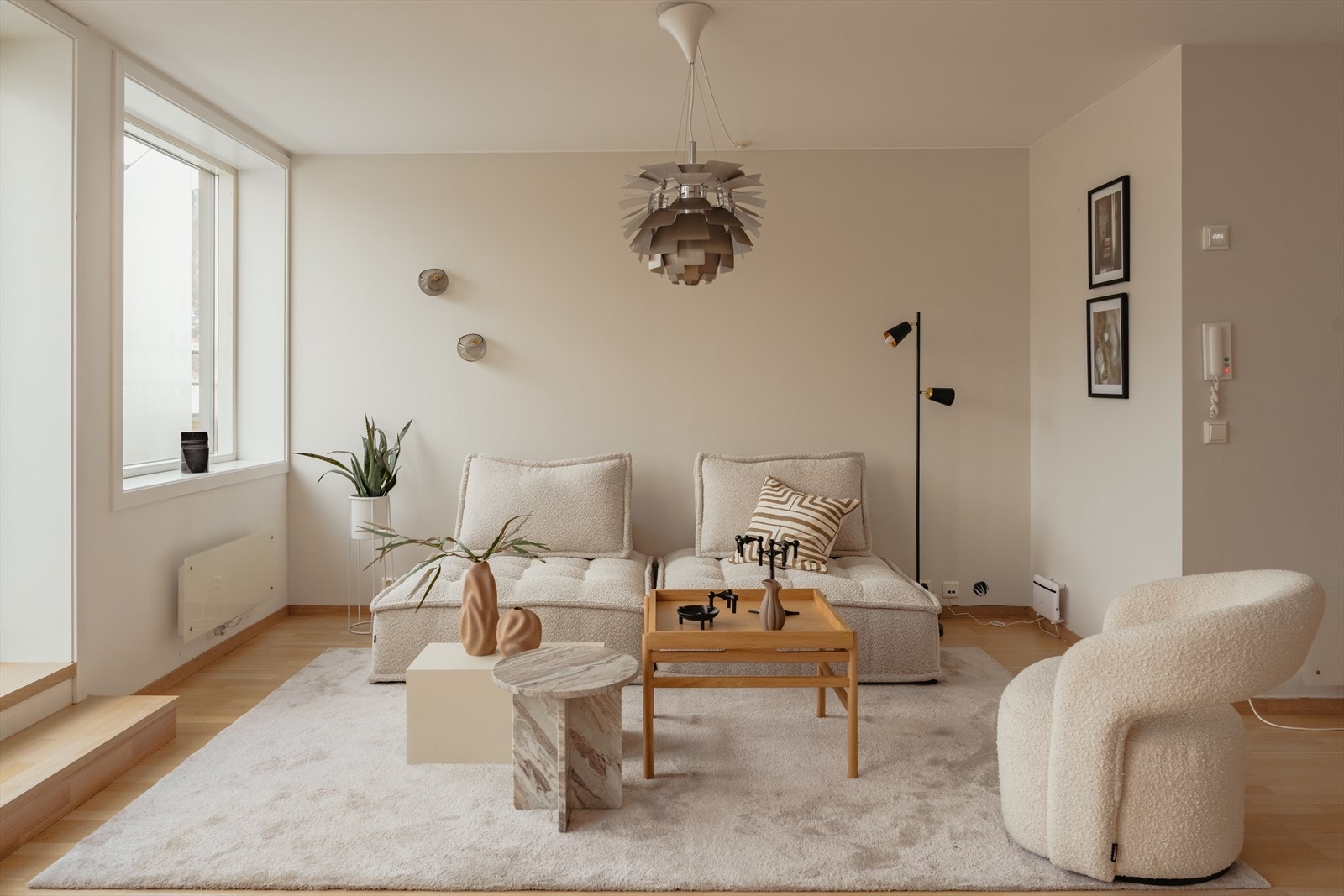 Her er det god plass til både sitte- og spisegruppe Galleribilde