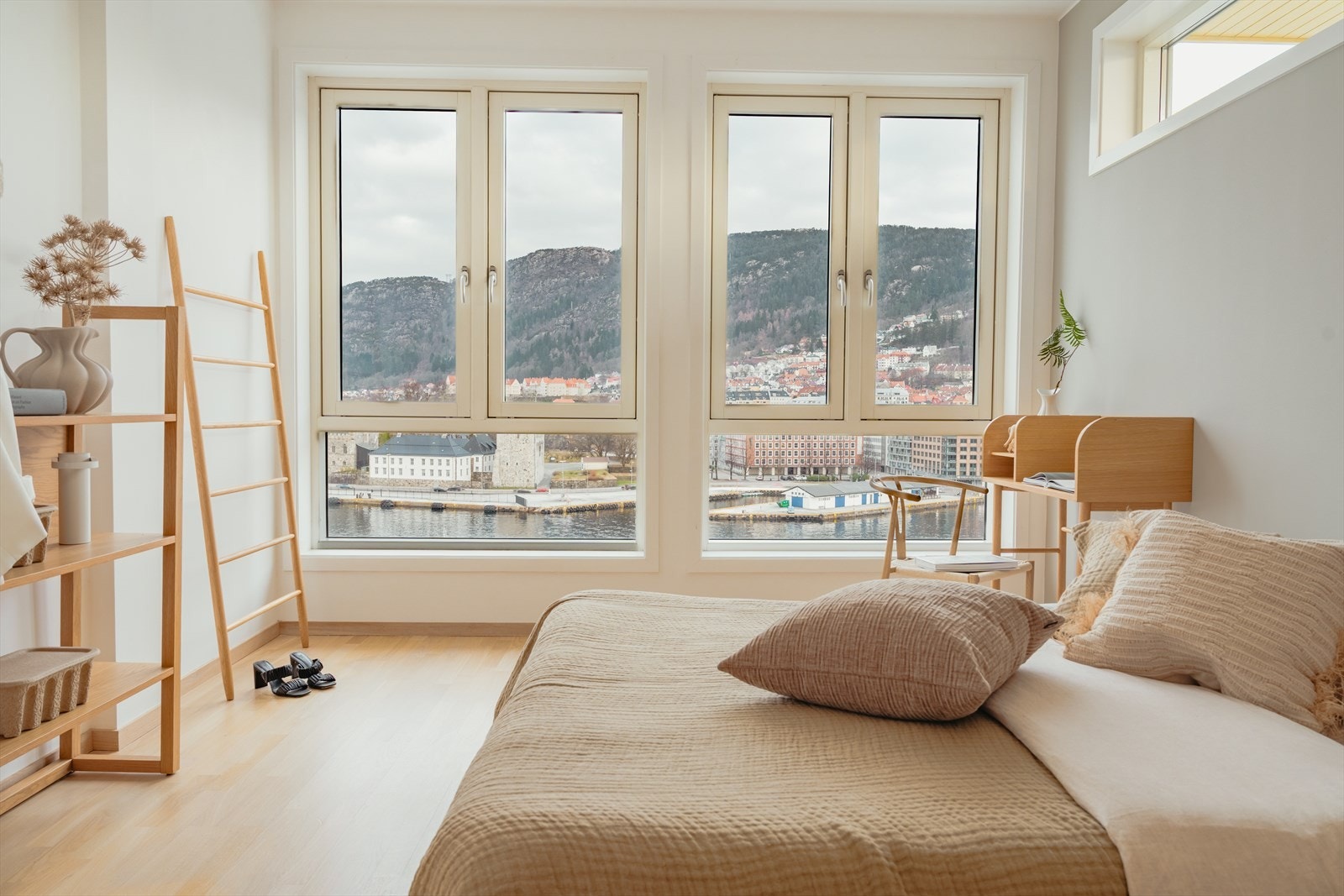 Hovedsoverommet har store vindusflater som gir rikelig med naturlig lys og flott utsikt over blant annet Bryggen Galleribilde