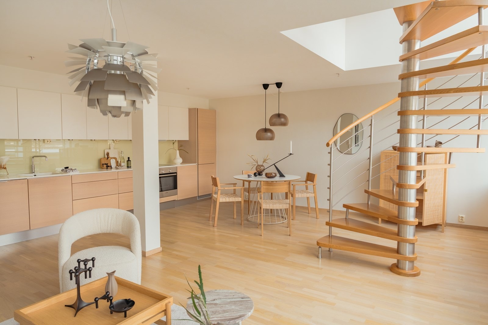 Dette er en lekker 3-roms penthouseleilighet over to plan med sentral beliggenhet på vakre Nordnes Galleribilde