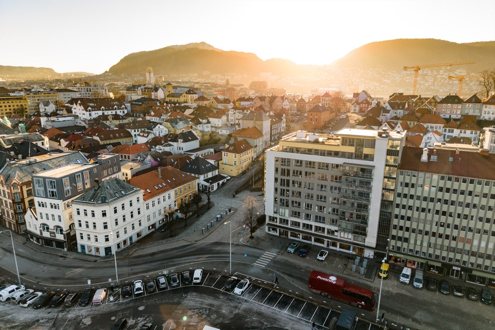 Det er gangavstand til byens mangfoldige studiesteder som UiB, Juridisk fakultet, BI og en kort buss- eller bybanetur vil ta deg til NHH og HVL Galleribilde