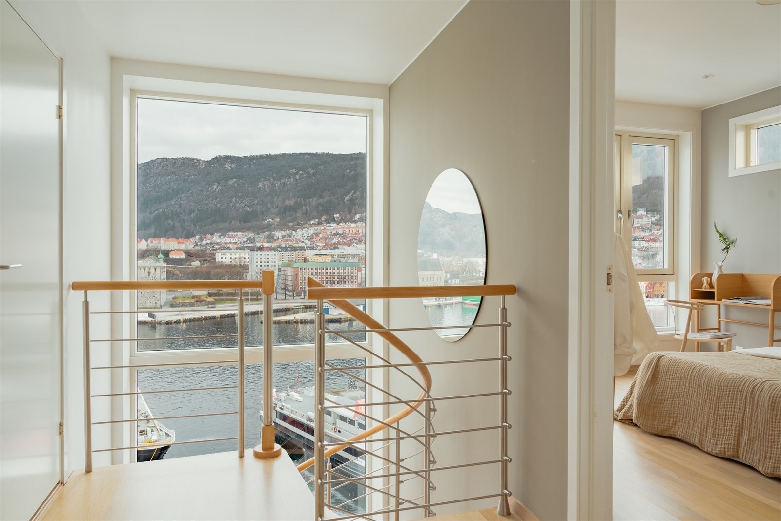 Legg merke til vindusflaten! Her er det rikelig med lysinnslipp. Galleribilde