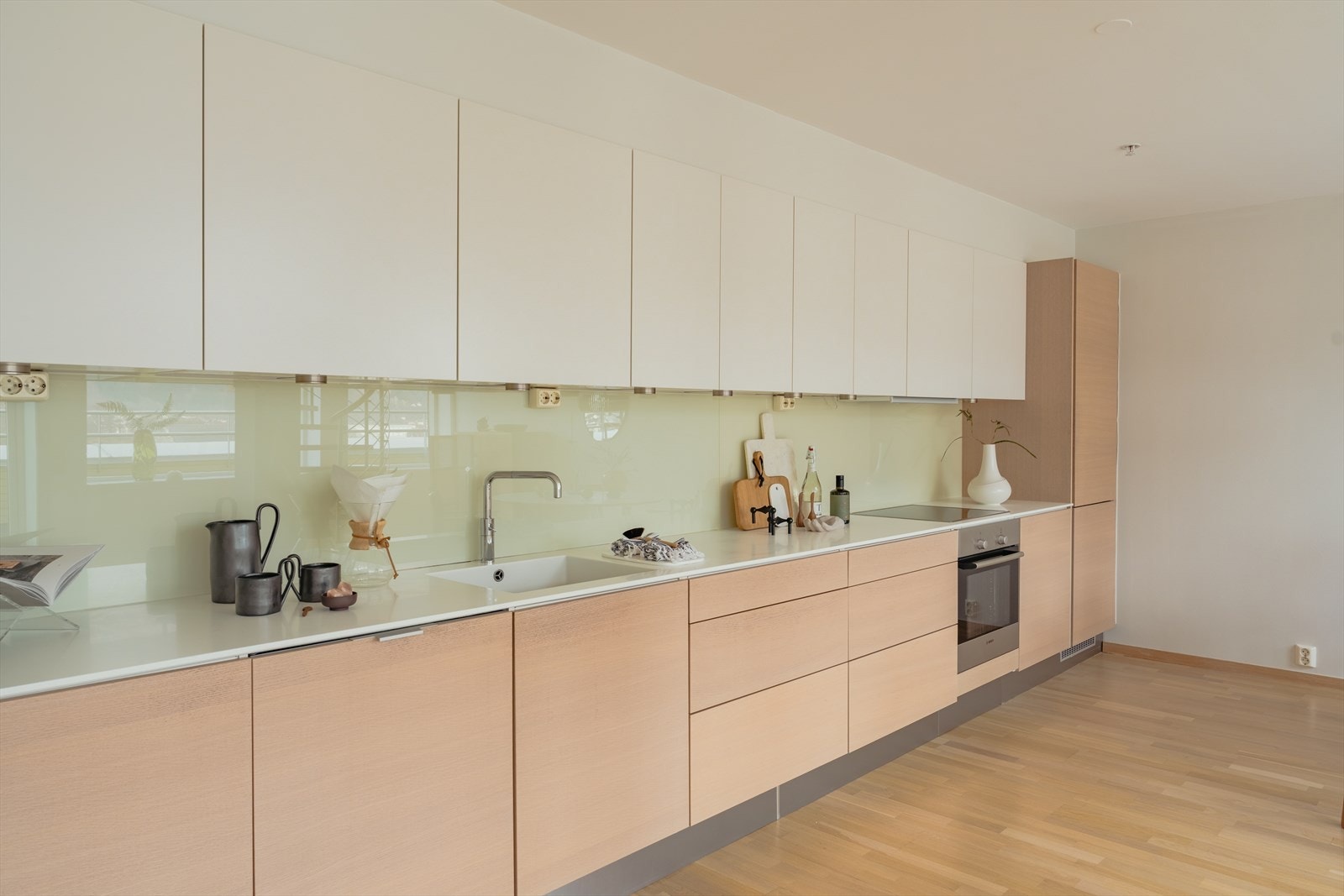 Her er det godt med både skap- og benkeplass Galleribilde