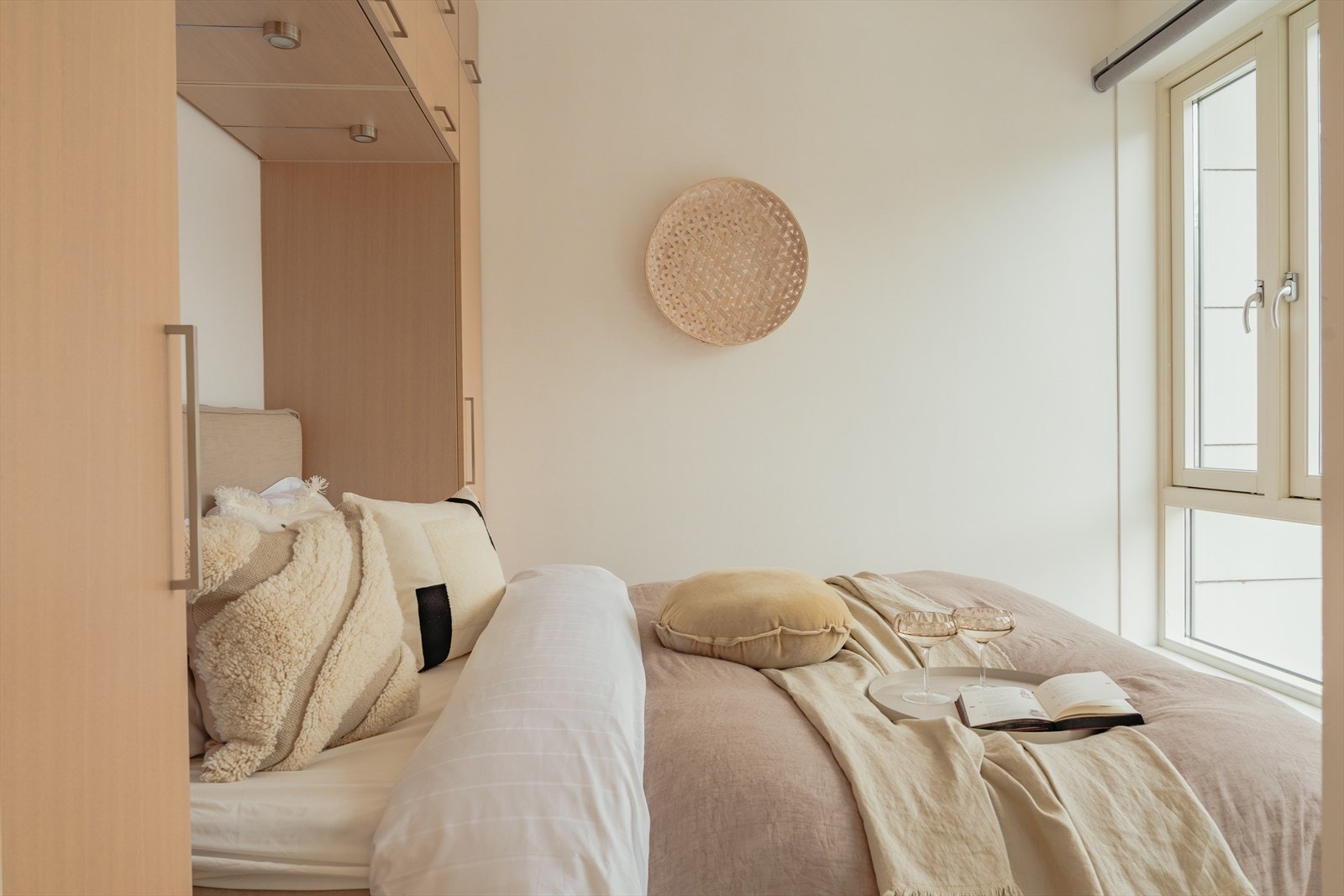 Den smarte oppbevaringsløsningen i høyden gjør rommet ekstra funksjonelt Galleribilde