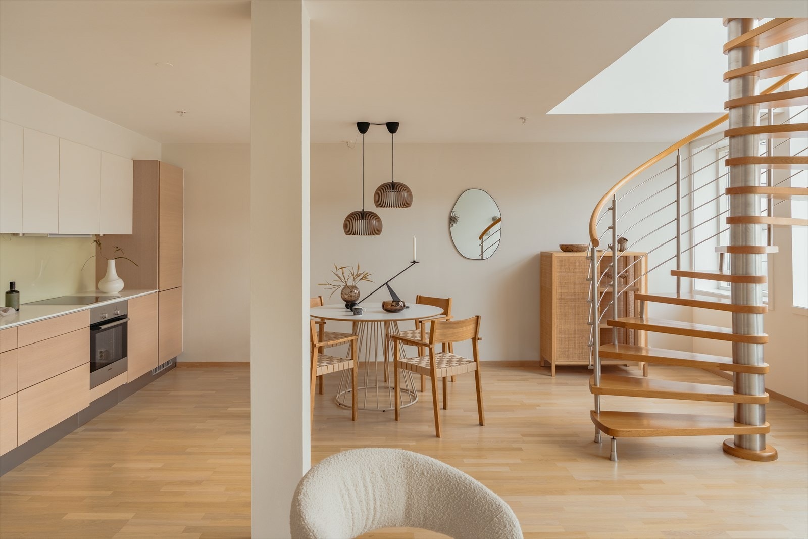 Leiligheten har en åpen stue- og kjøkkenløsning som gir maksimal utnyttelse av arealet Galleribilde