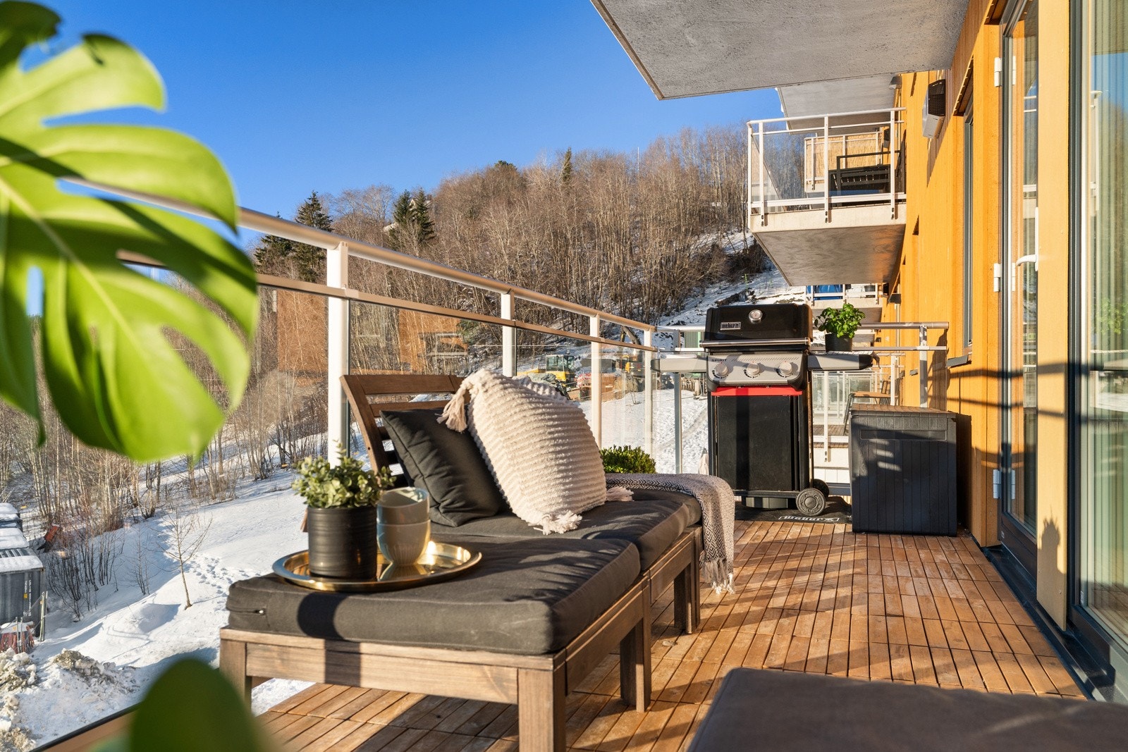 Solrik, overbygget balkong hvor man kan nyte sola fra tidlig formiddag til sen kveld sommerstid. Galleribilde