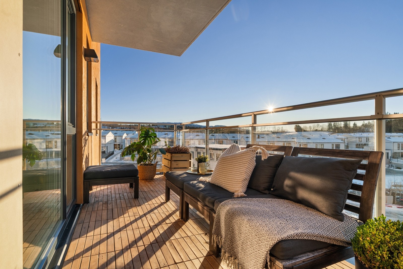 Balkongen som er på rause 10 kvm, har rekkverk i herdet glass og gulv som er belagt med treheller. Galleribilde