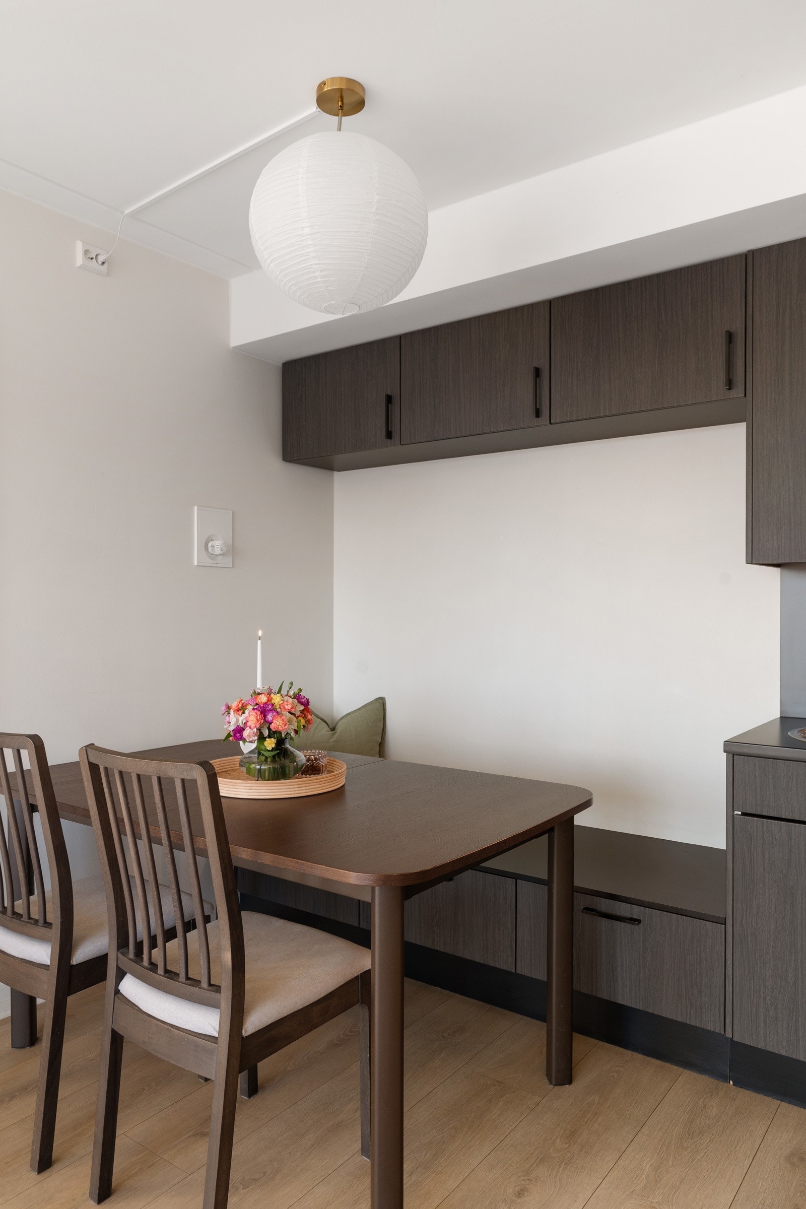 Den praktiske benken i forbindelse med spiseplassen har også ekstra oppbevaringsplass i skuffer under benken. Galleribilde