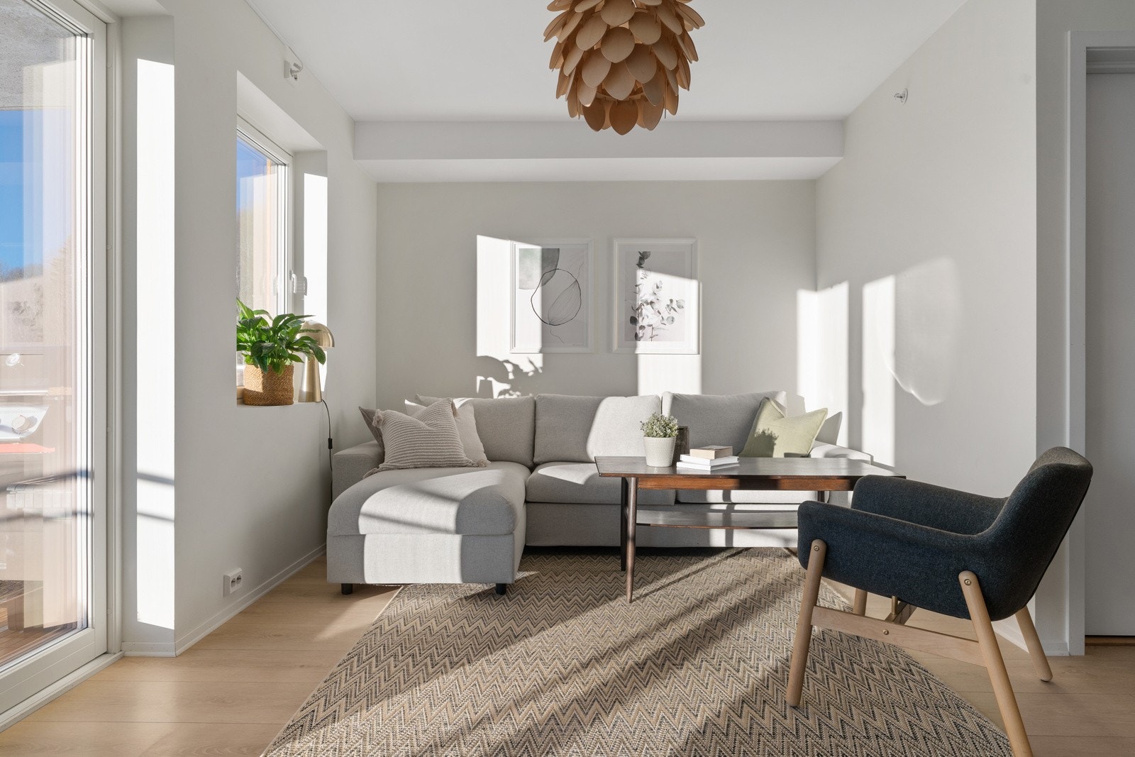 Leiligheten holder en gjennomgående lys, moderne standard og varmes opp via vannbåren varme i gulvet. Galleribilde