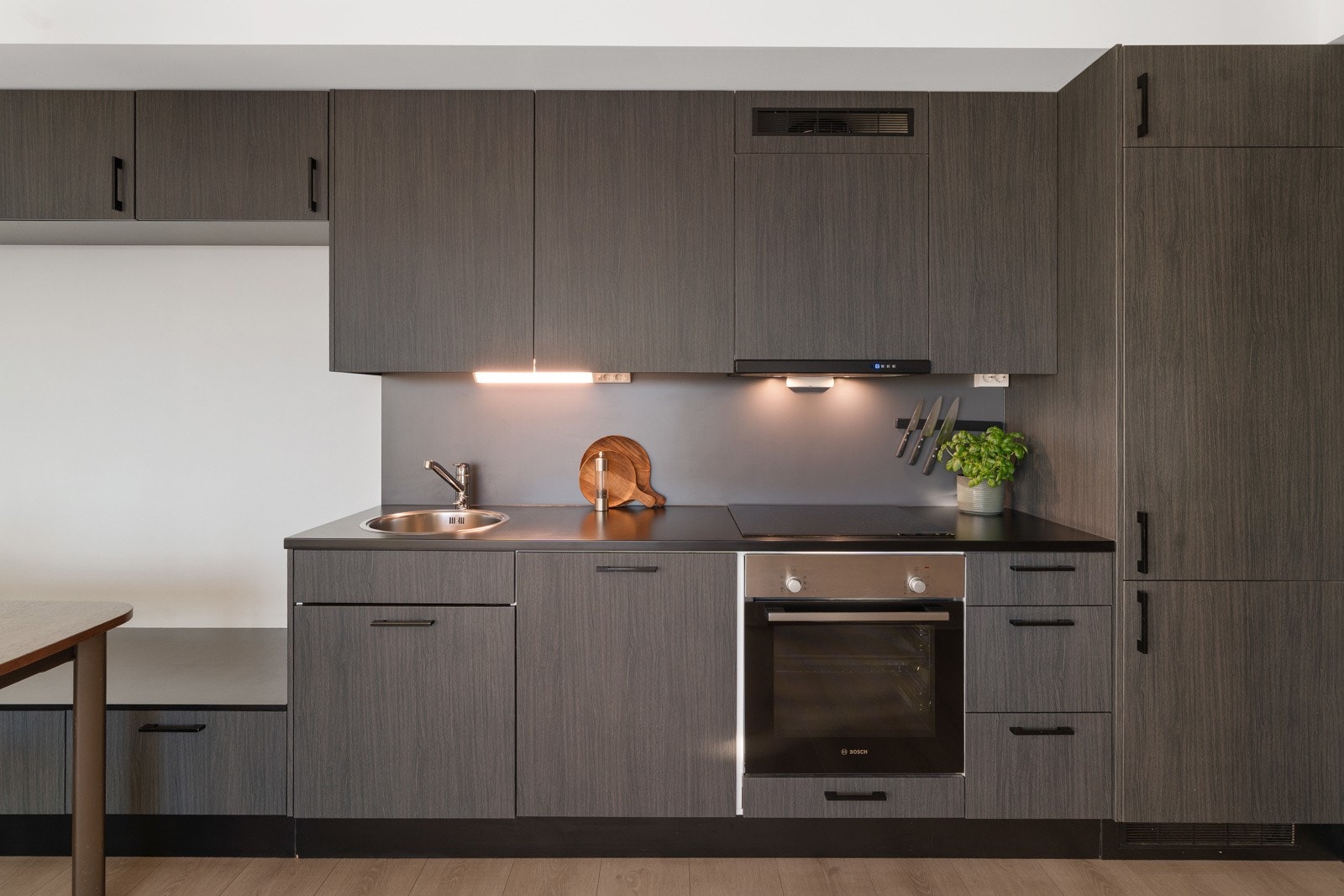 Integrerte hvitevarer fra Bosch som induksjonstopp, stekeovn, oppvaskmaskin og kombiskap (kjøl/frys) medfølger. Galleribilde