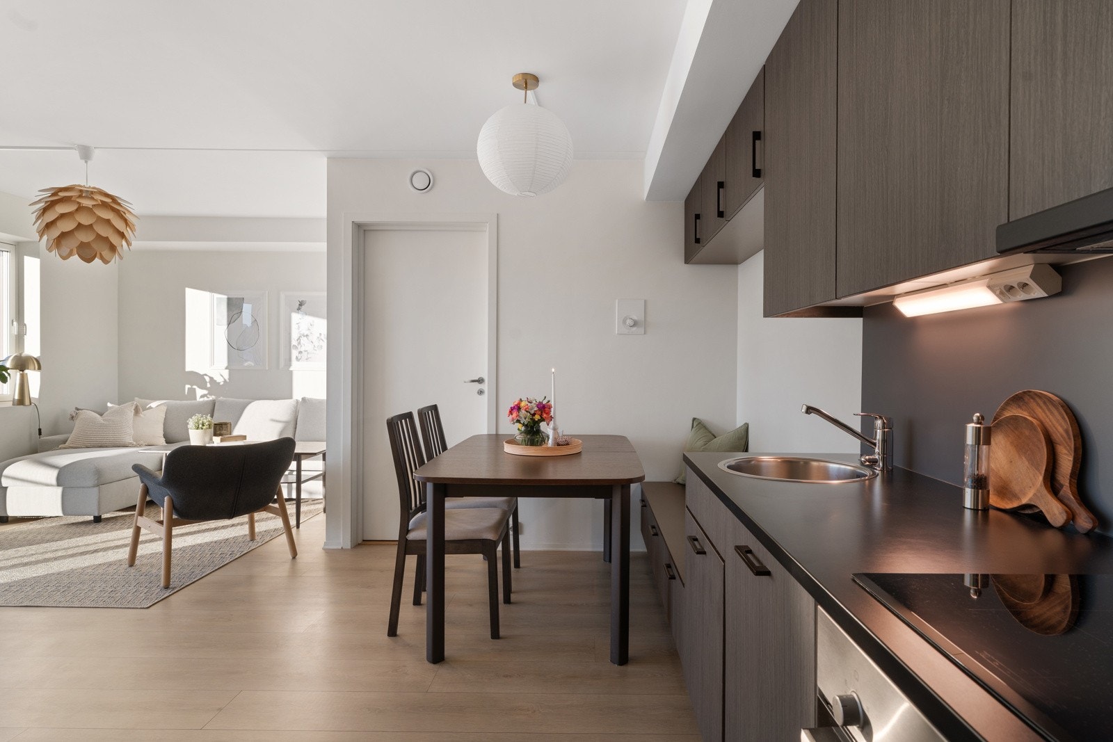 Det lyse og luftige oppholdsrommet som består av stue og kjøkken, har en åpen løsning med definerte soner. Galleribilde