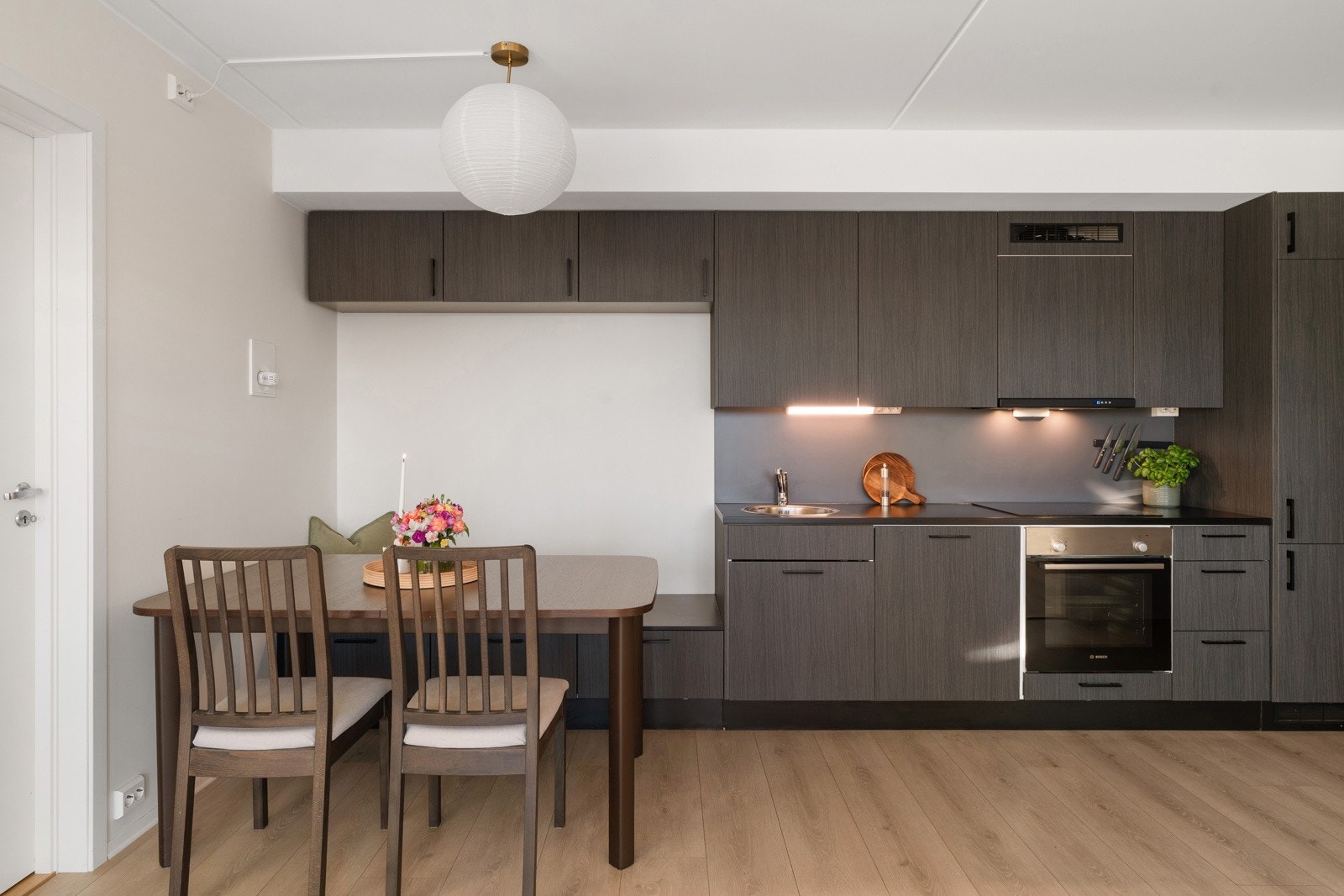 En naturlig plass for spisebordet i forlengelsen av kjøkkenet. Galleribilde