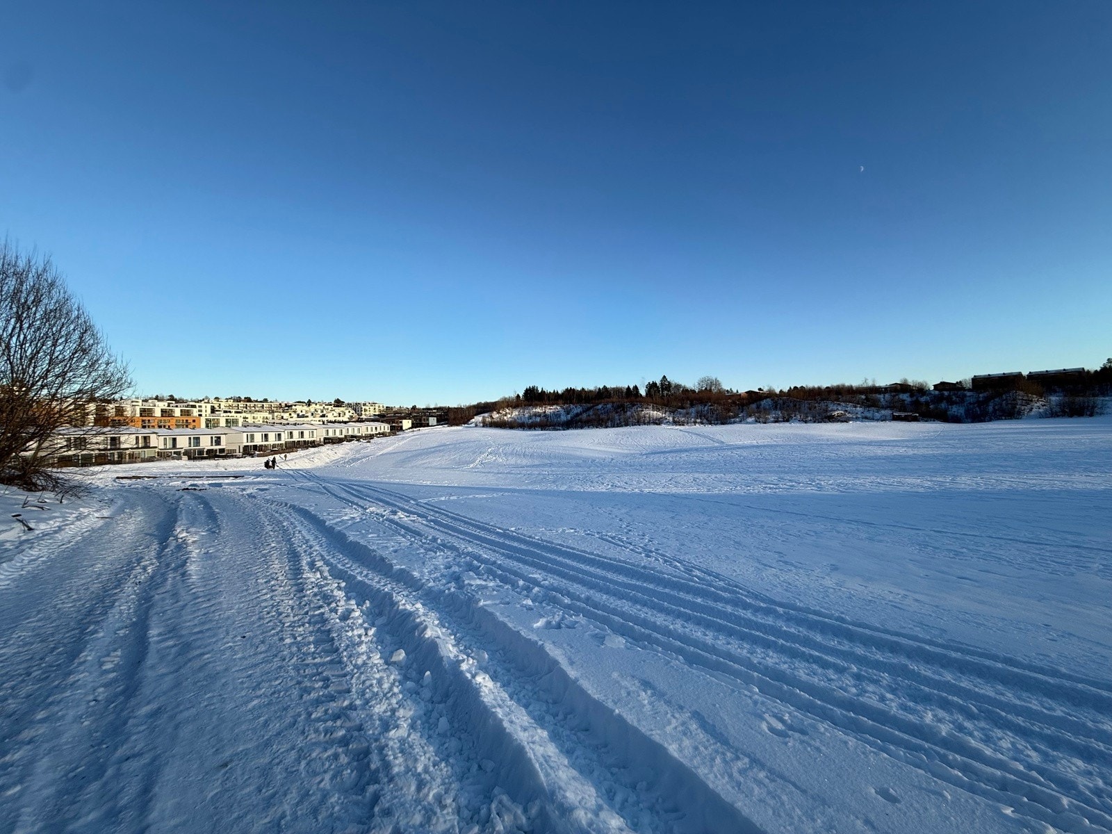 Med store jorder rundt Lund Østre er det lagt godt tilrette for at man kan ta med både ski og akebrett ut å boltre seg i snøen på fine vinterdager. Galleribilde