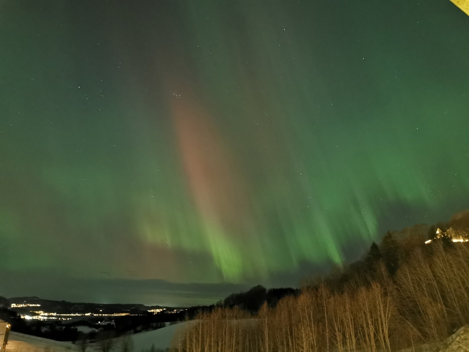 Privat bilde. Nordlysets fantastiske dans på himmelen sett fra balkongen januar 2026. Galleribilde
