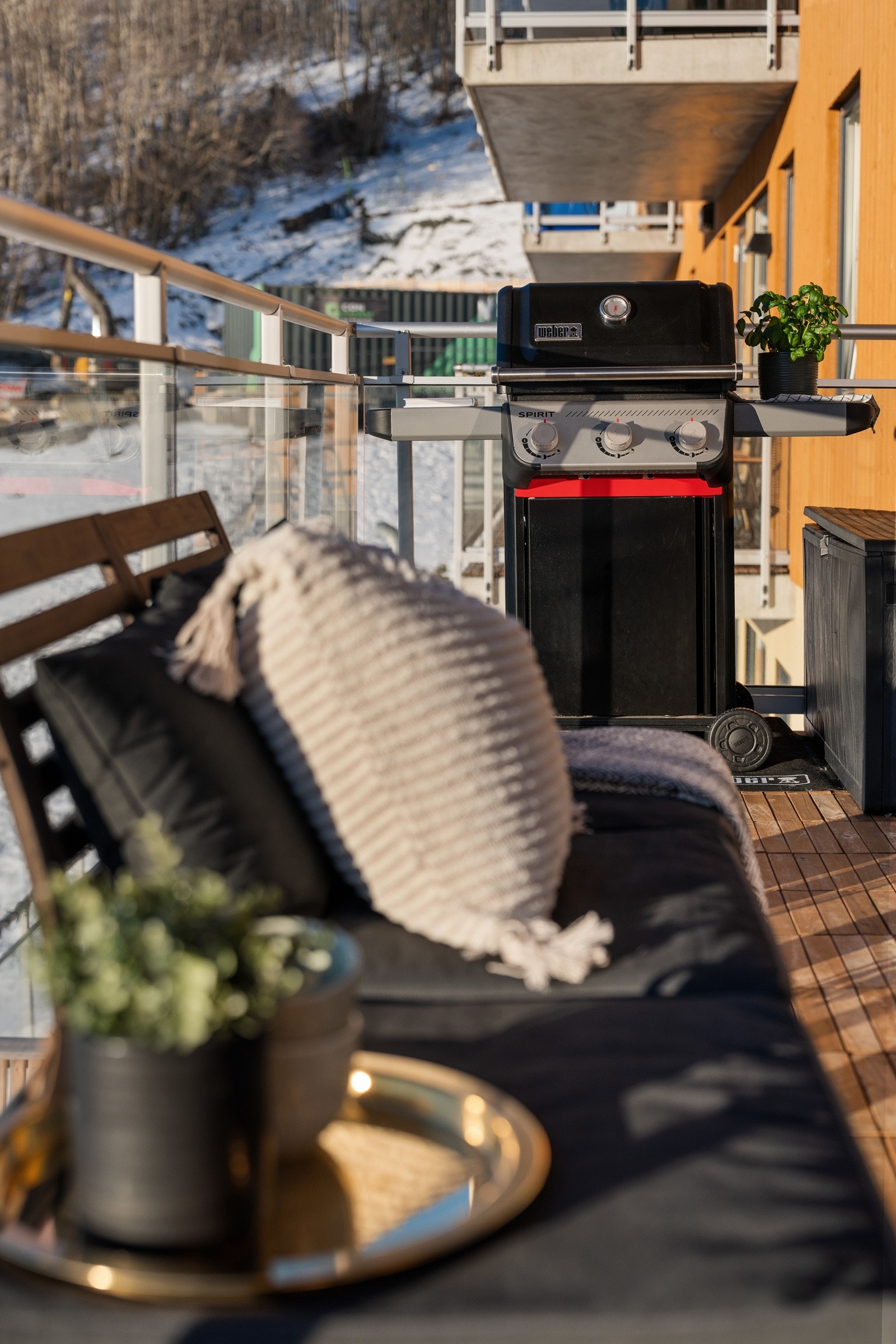 På den romslige balkongen er gulvet belagt med trelemmer. Galleribilde