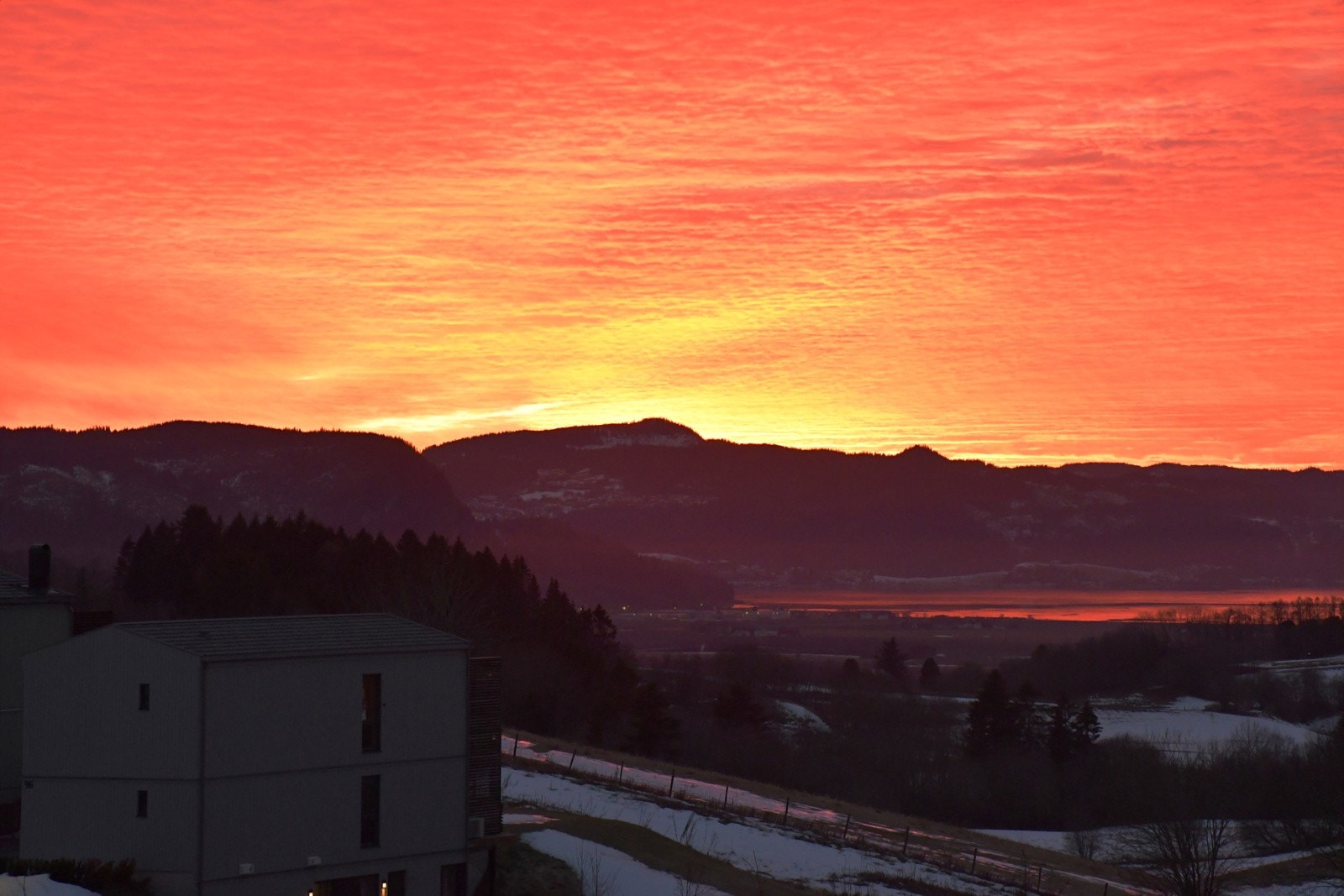 Privat bilde. Med boligens utsikt mot vest er man så heldig å kunne nyte dette vakre skuet på høsthimmelen. Galleribilde
