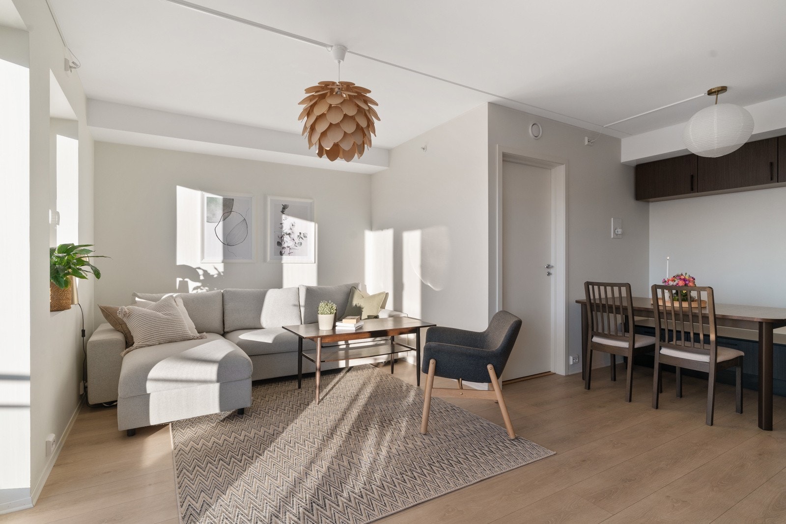 Lyst, luftig oppholdsrom med åpen løsning og store vindusflater. Galleribilde