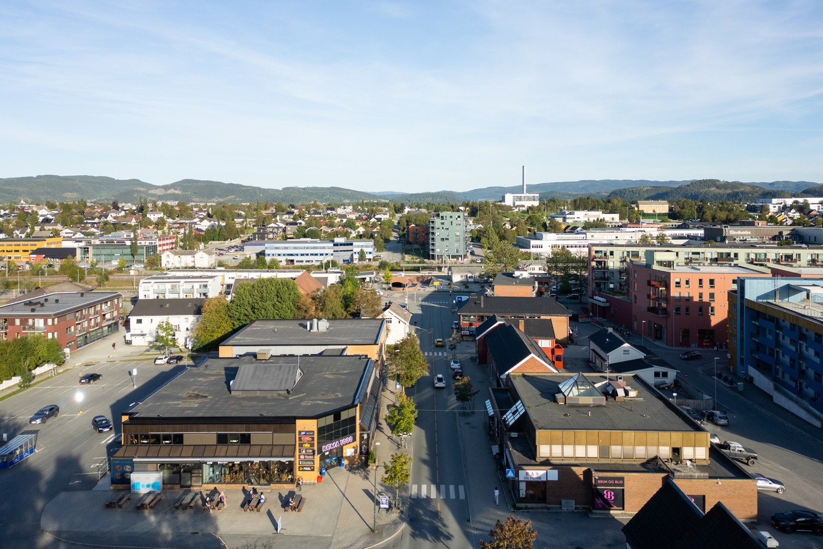 Heimdal sentrum tilbyr et rikt og variert utvalg bla. av servicefunksjoner, dagligvare, skjønnhetspleie, treningsentre, helsetilbud og tilbud på kollektivtransport med buss og tog. Galleribilde
