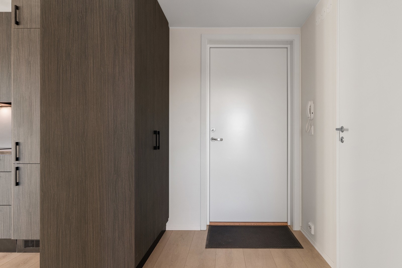 Velkommen inn. Fra felles oppgang kommer man inn i entre som er innredet med garderobeskap. Galleribilde