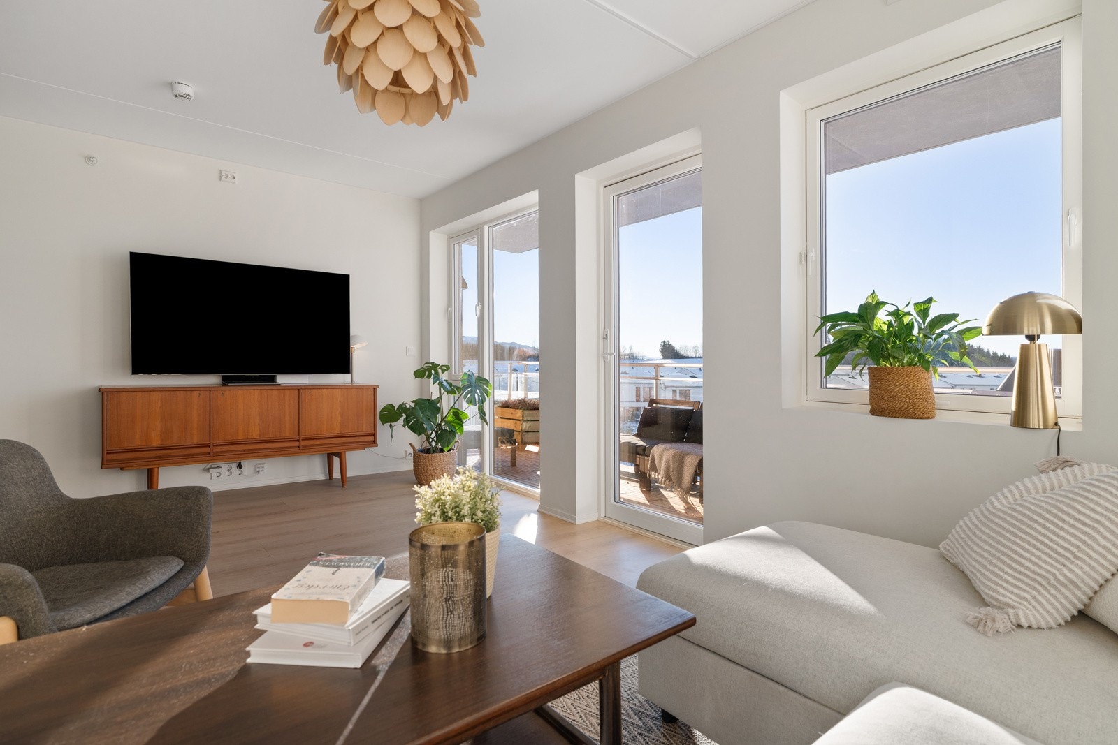 Størstedelen av veggen mot vest består av vindusflater som slipper inn mye lys og som viser den flotte utsikten. Galleribilde