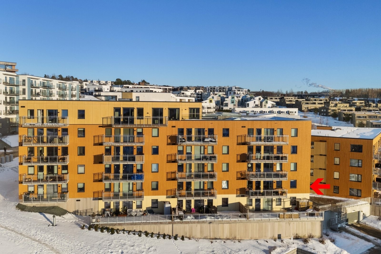 Leiligheten ligger i en høy 1. etg. med både en leilighetsetasje og garasjekjelleren under seg, noe som gjør at den ligger i 3. etasje fra vestsiden. Galleribilde