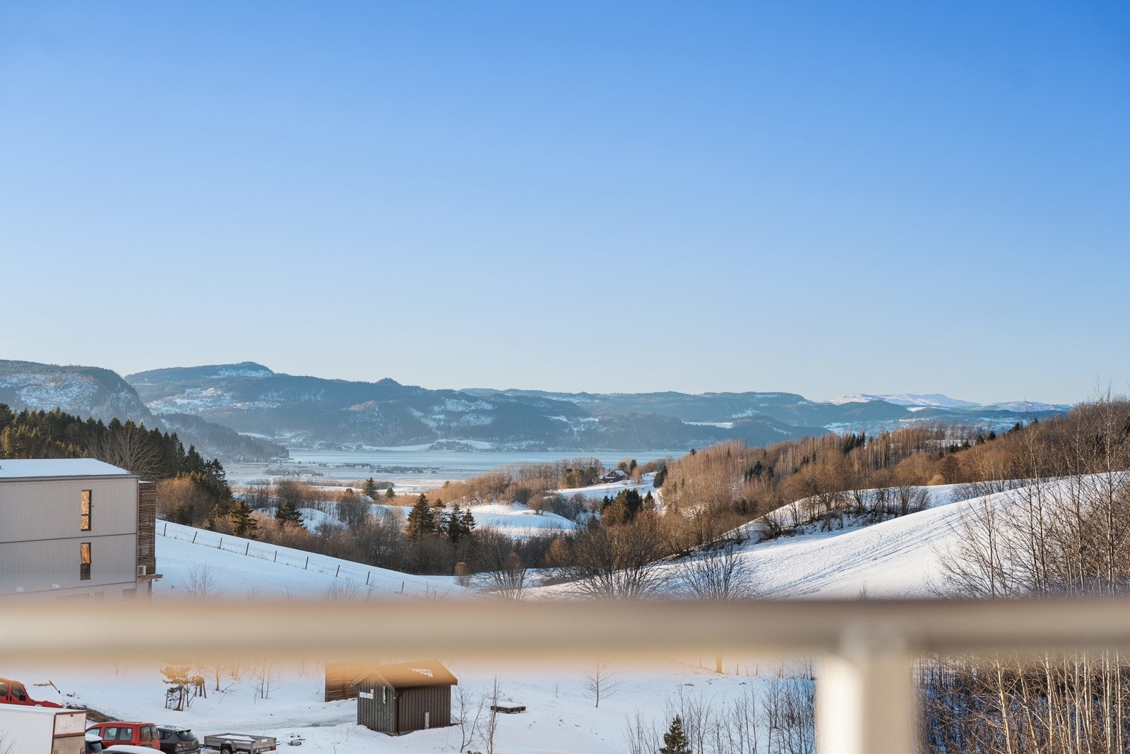 Fjell, sjø og himmel. En utsikt som er lett å venne seg til. Galleribilde
