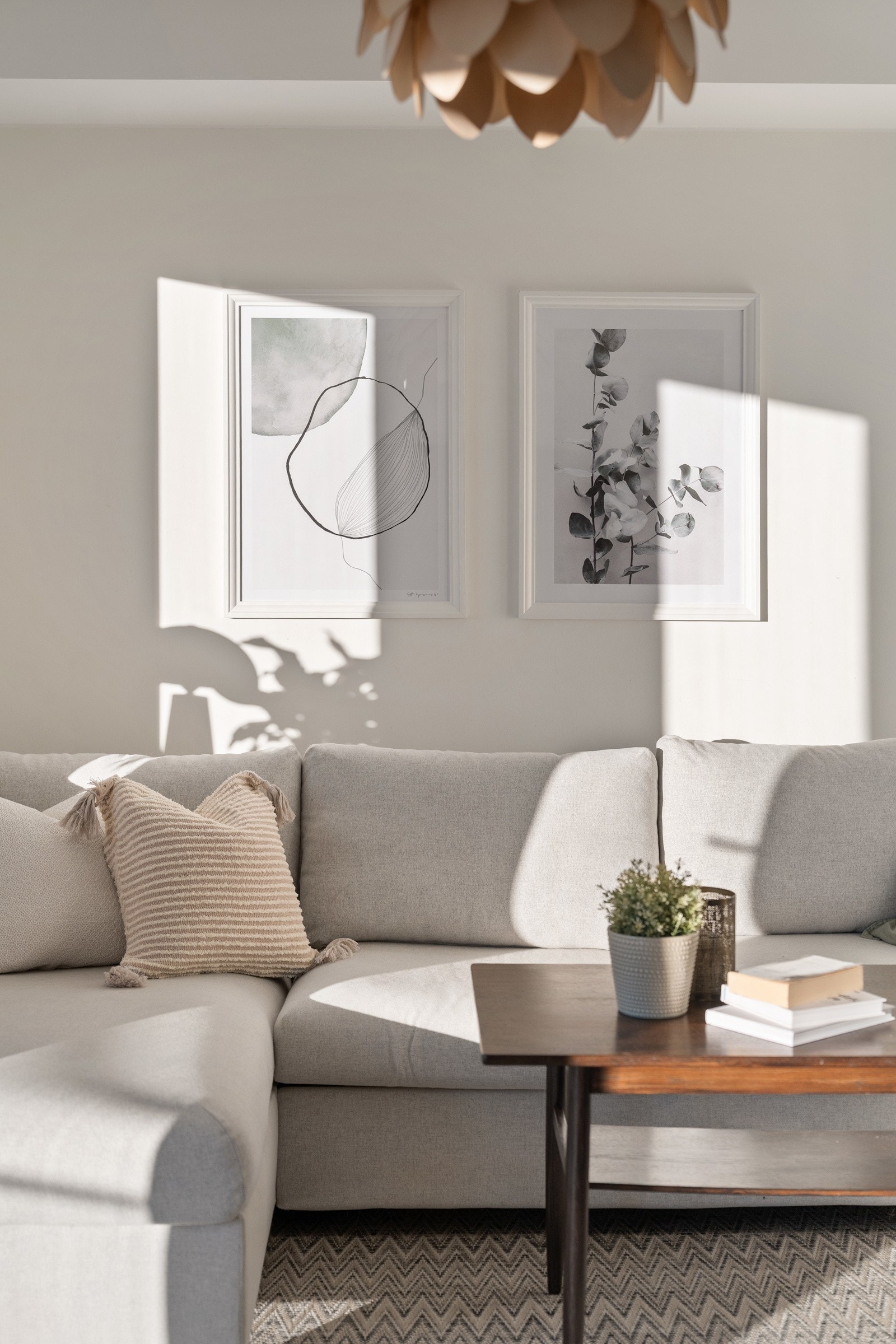 Innbydende og lyst med glatte, lyse flater på vegger og i himling Galleribilde