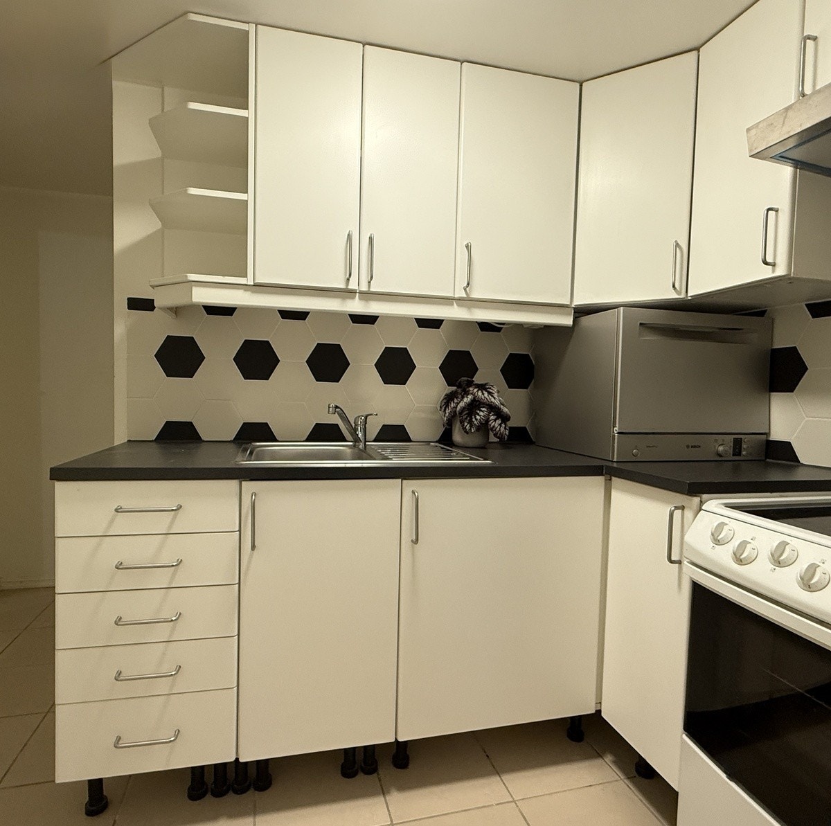 Kjøkken med god plass til matlaging. Galleribilde