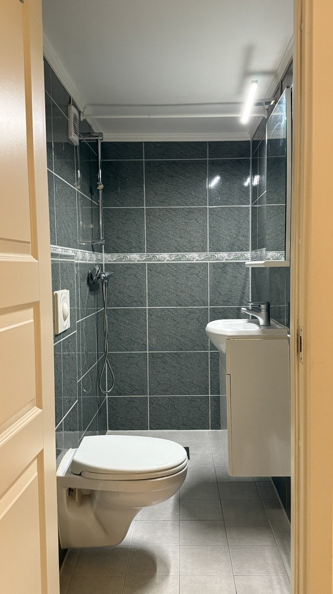 Bad med dusj og toalett. Galleribilde