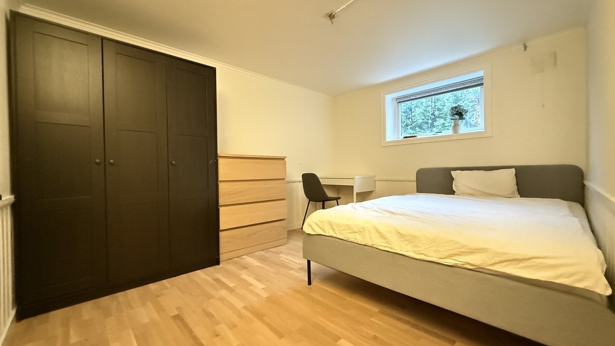 Soverom med god plass til stor seng, skrivebord, skap og kommode. Galleribilde