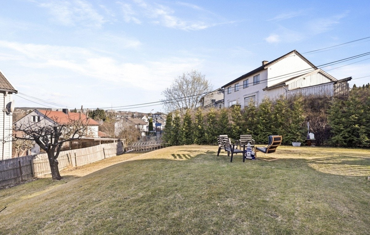 Stor hage med plass til å slappe av. Galleribilde