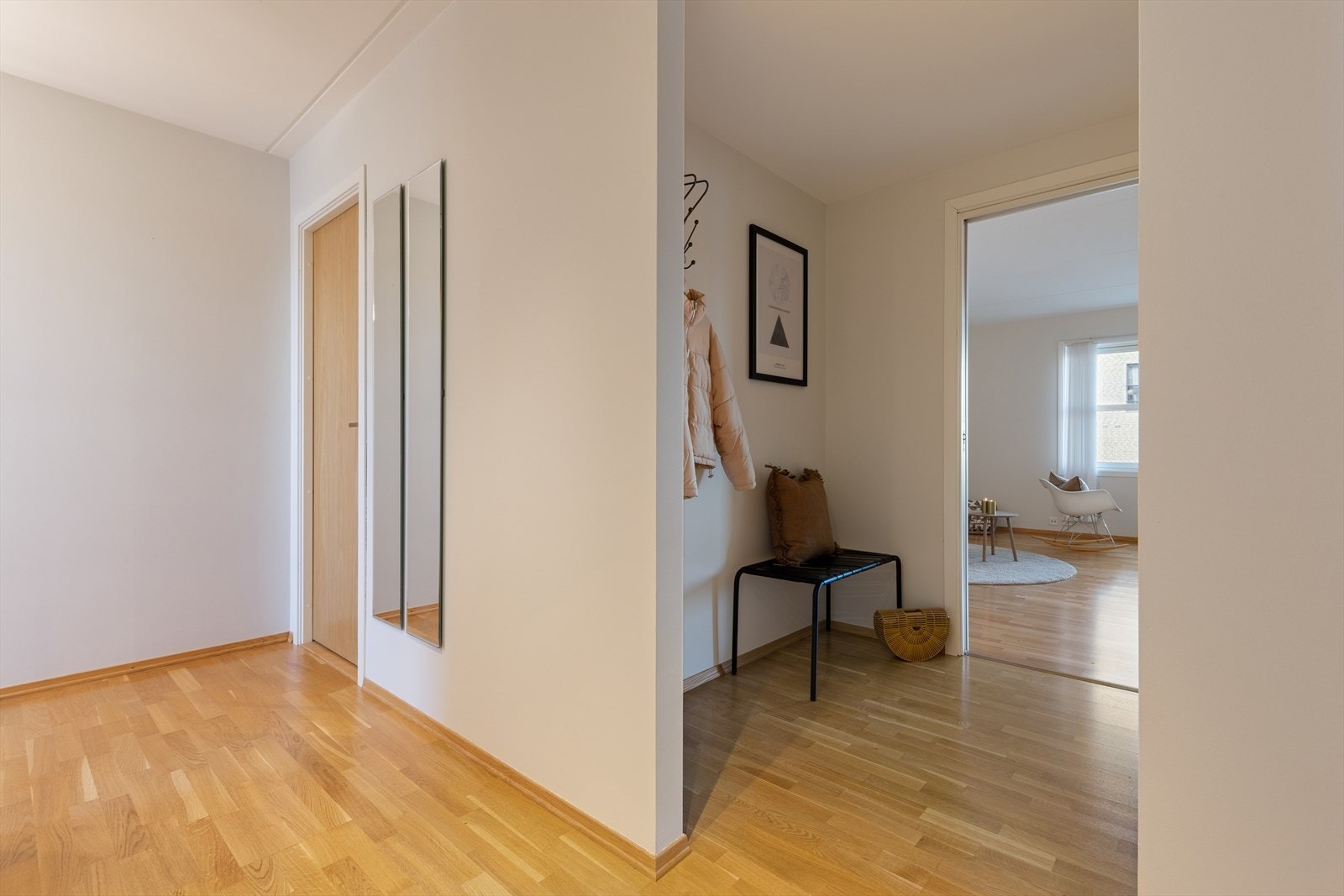 Gang med adkomst til bod, åpen stue- og kjøkkenløsning, soverom, soverom 2 og baderom Galleribilde