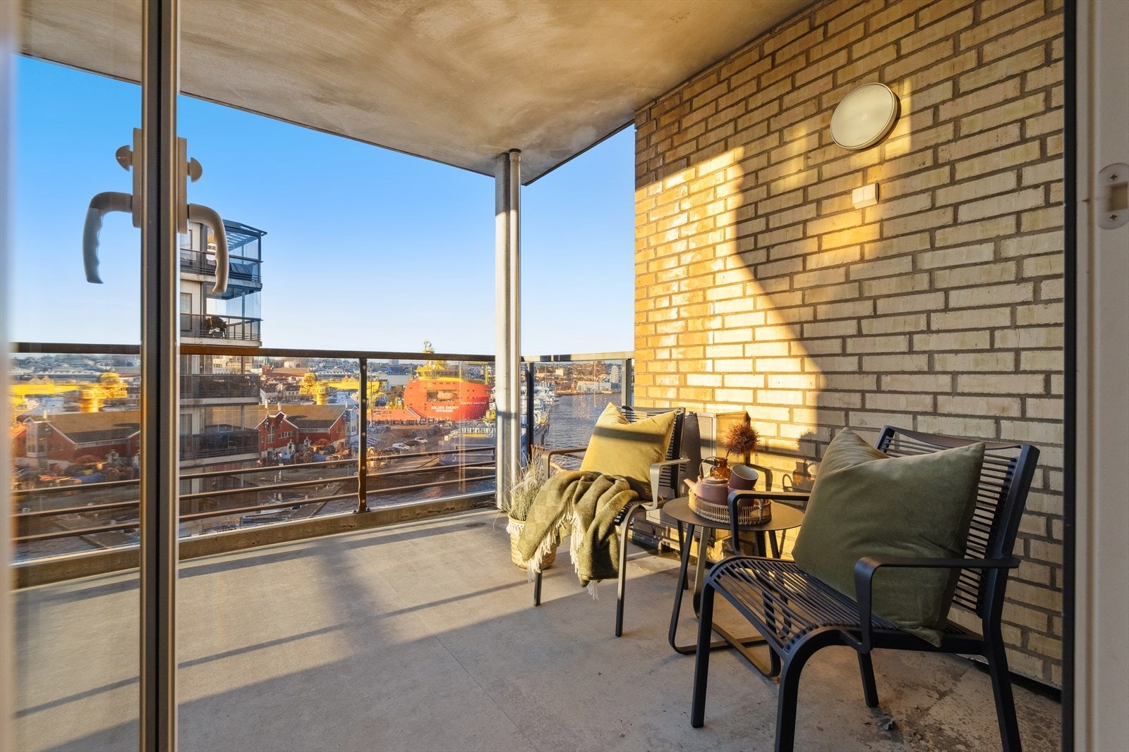 Fra balkongen er det utsikt over Stavanger sentrum Galleribilde