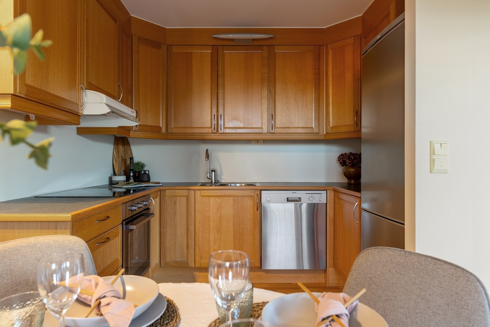 Hvitevarer som stekeovn, steketopp, oppvaskmaskin og kjøleskap følger handel Galleribilde