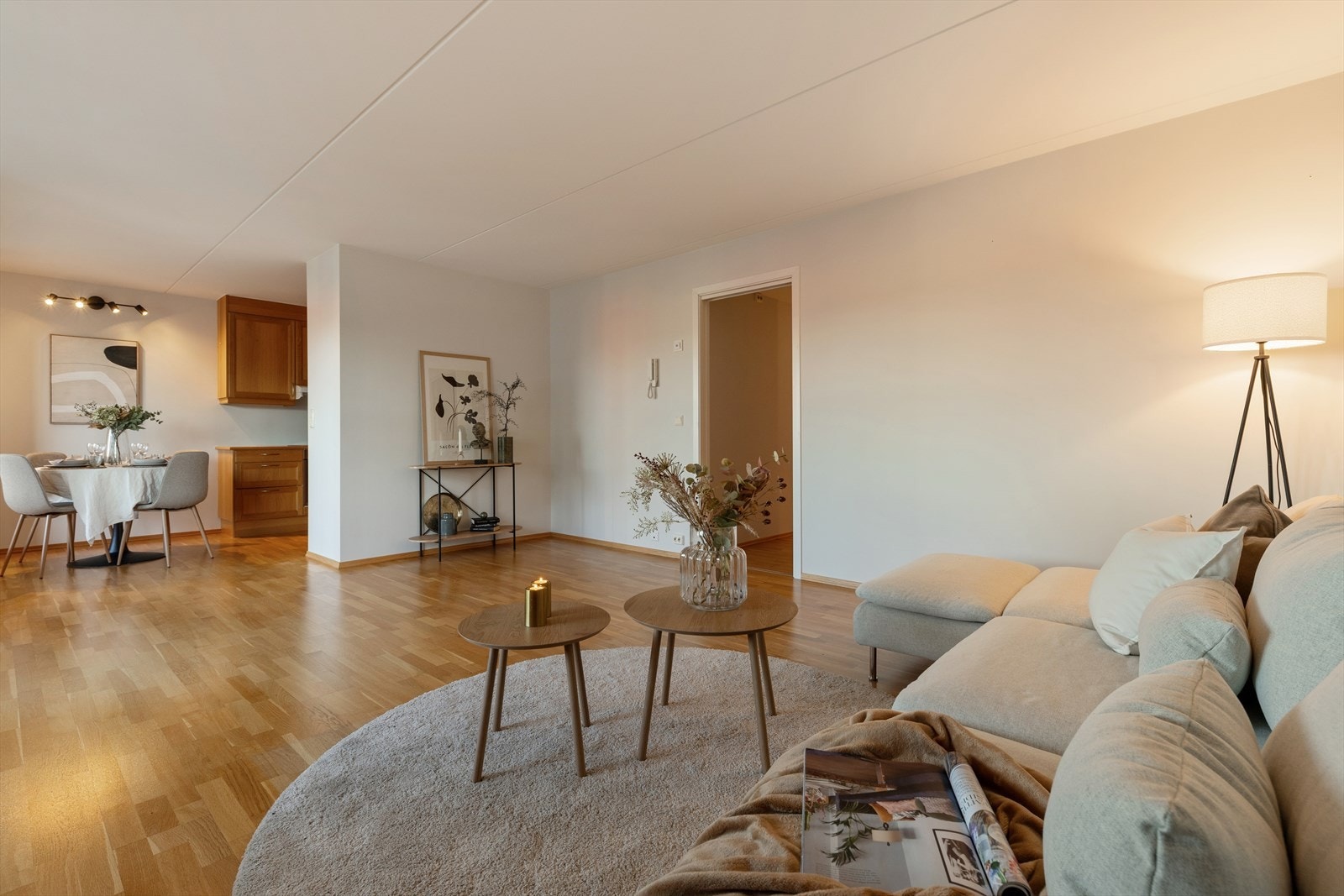 Åpen stue- og kjøkkenløsning malt i moderne fargevalg Galleribilde