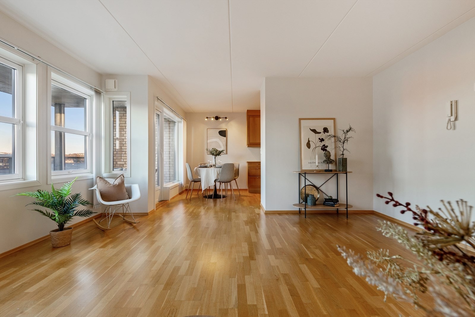 Store vinduer slipper inn gode mengder dagslys Galleribilde