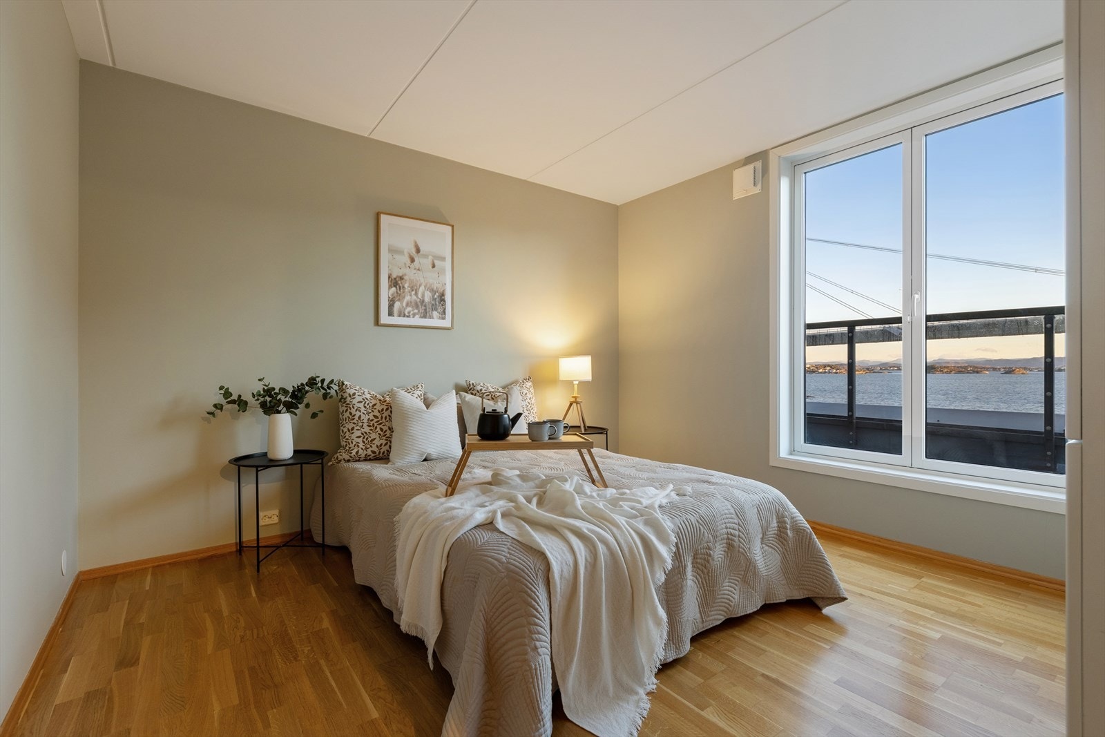 Hovedsoverom malt i moderne fargevalg med garderobeskap Galleribilde