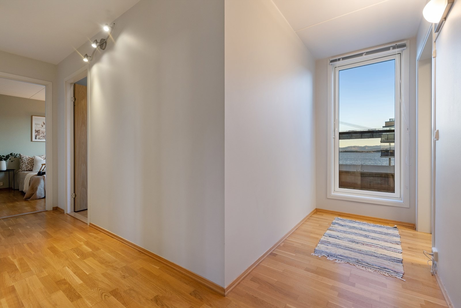 Leiligheten har en romslig entrè med flott utsikt Galleribilde