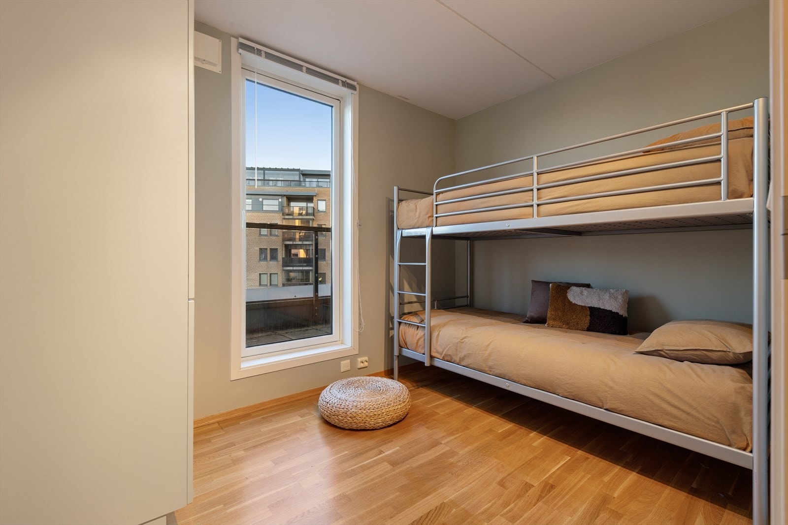 Soverom 2 er malt i moderne fargevalg med garderobeskap Galleribilde