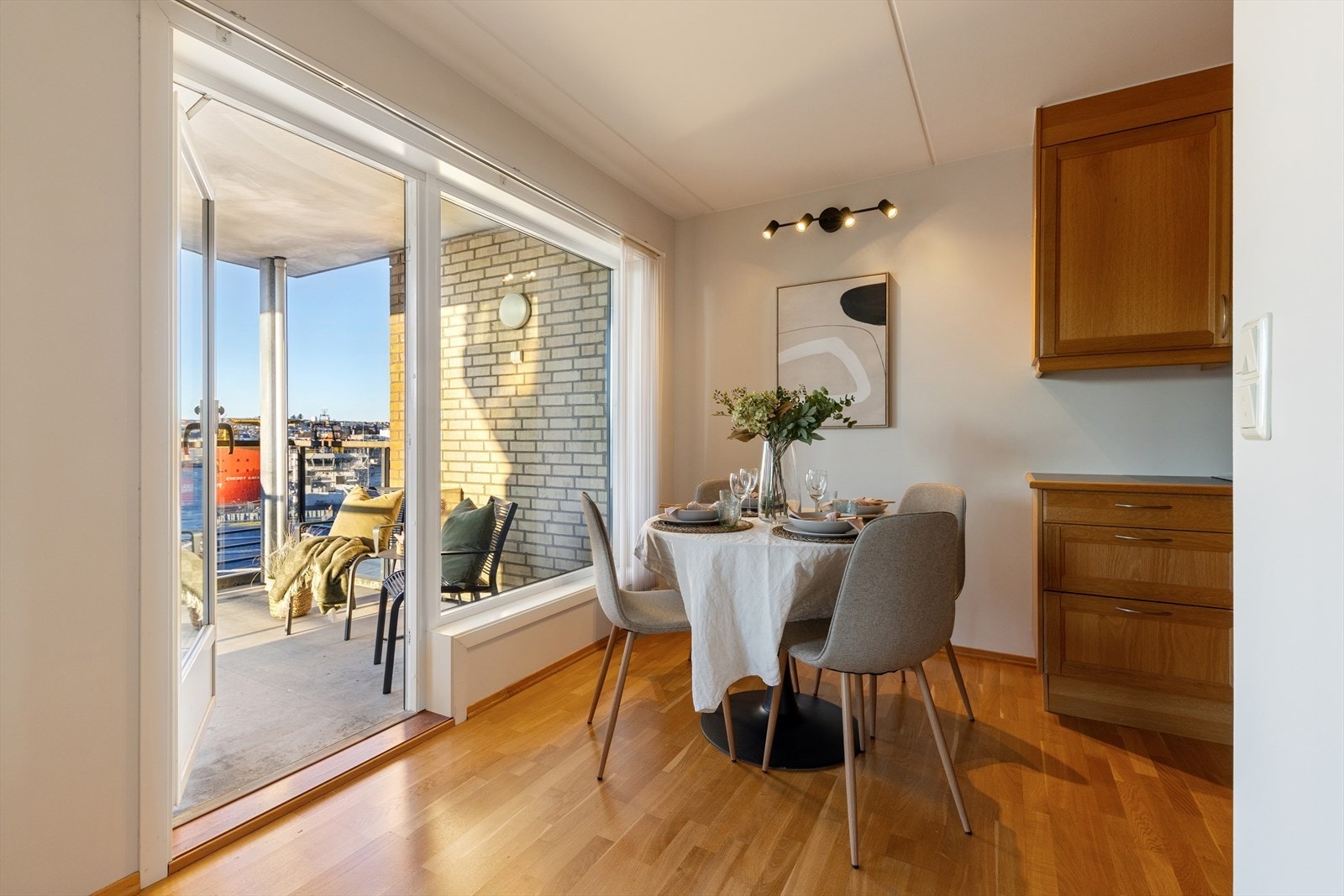 Fra åpen stue- og kjøkkenløsning er det utgang til solrik balkong Galleribilde