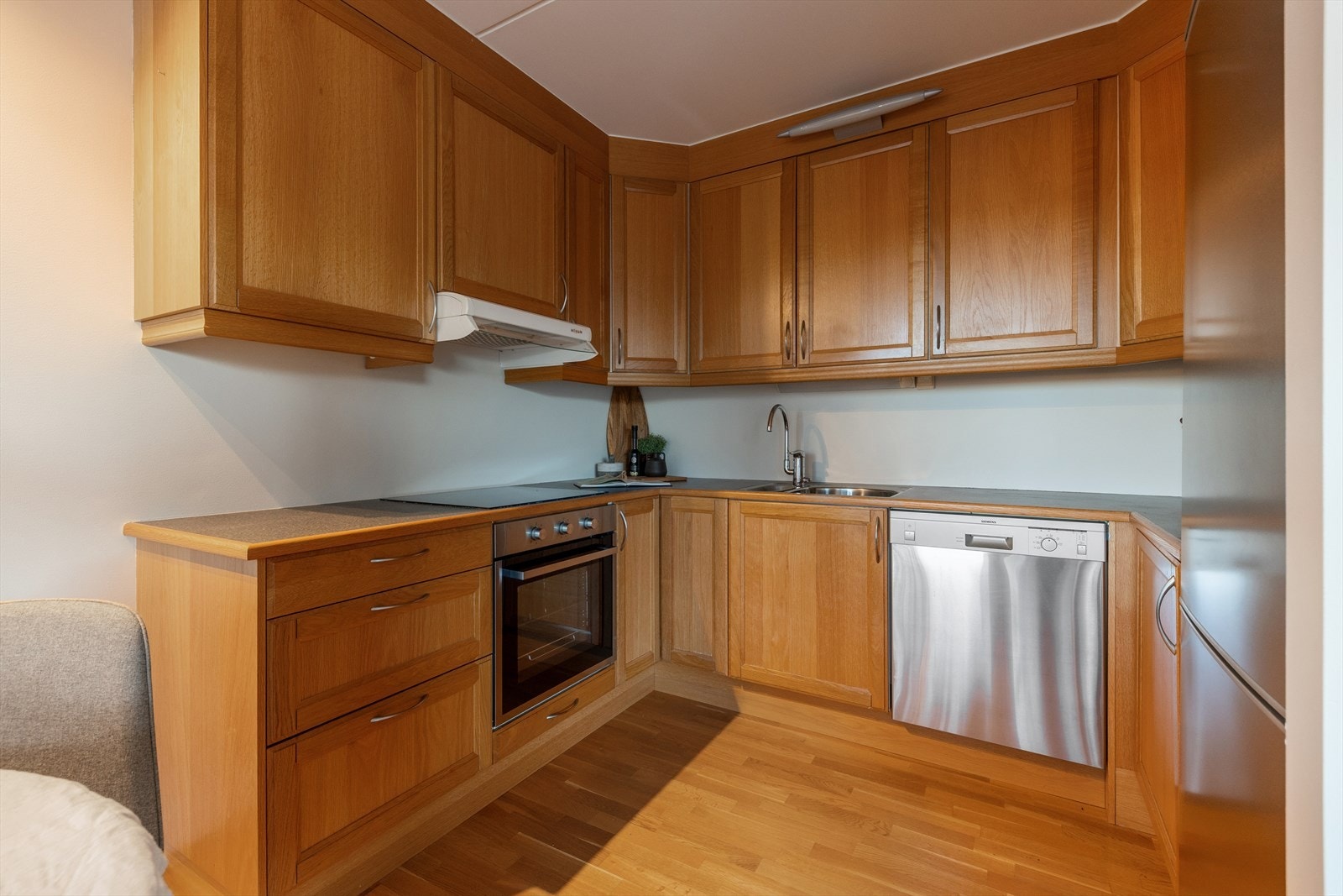 Kjøkken i eike utførelse med god plass til oppbevaring i overskap og skuffer Galleribilde