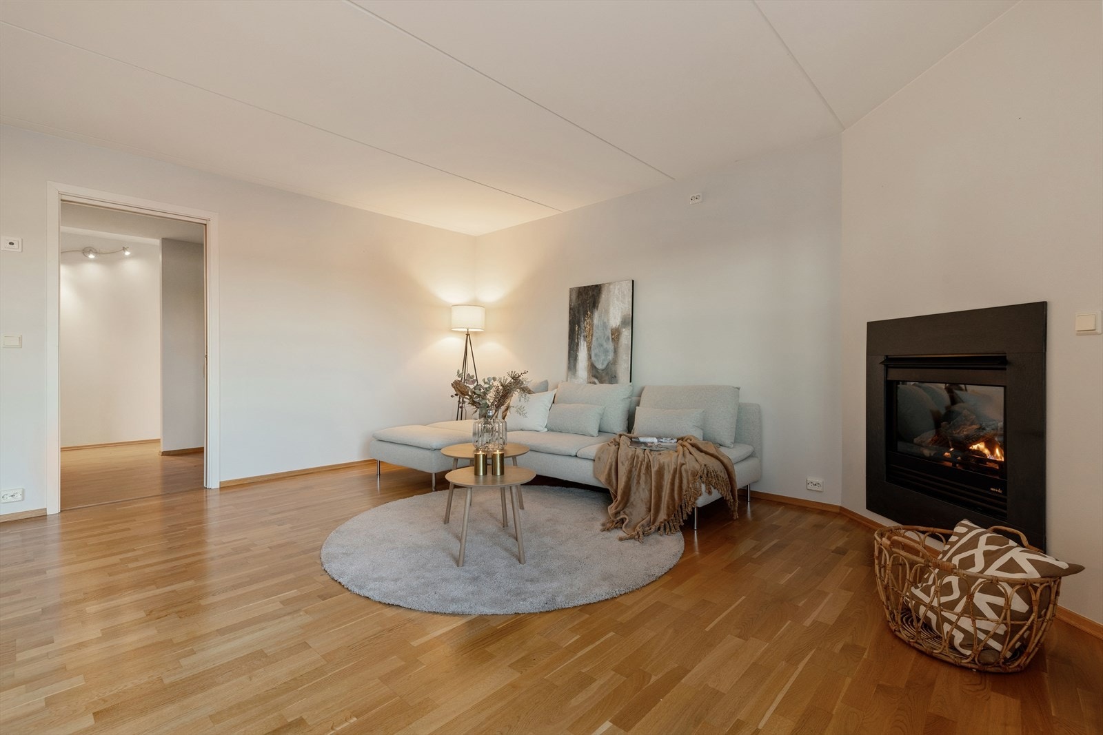 Stuen er av god størrelse med mulighet for både sitte- og spisegruppe Galleribilde