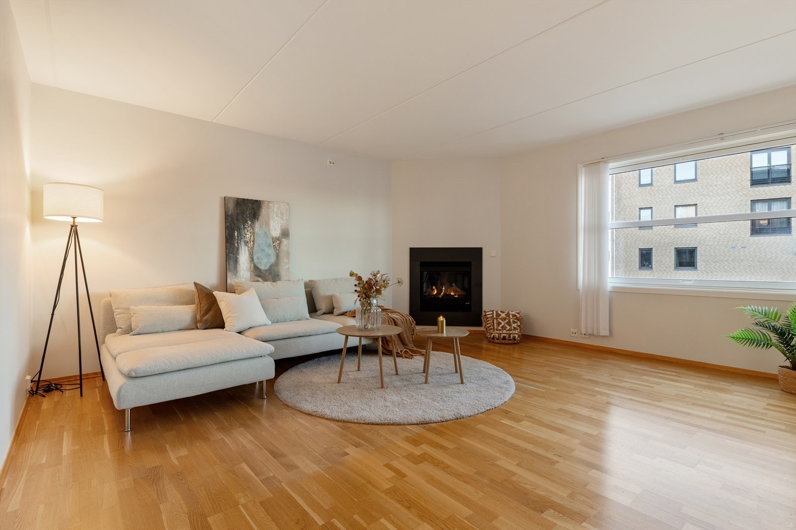 Stuen er av god størrelse med flere møbleringsmuligheter Galleribilde