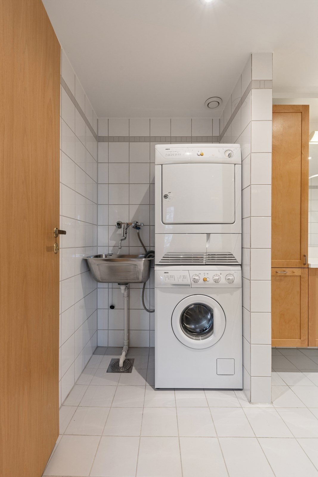 Baderommet har en egen nisje med plass vaskemaskin, tørketrommel og utslagsvask Galleribilde