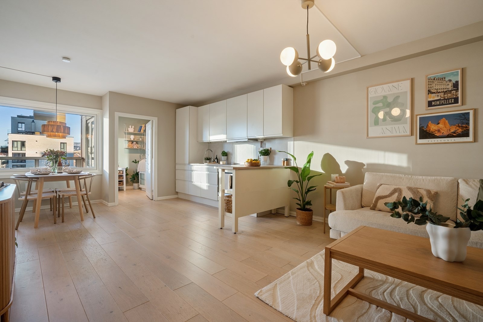 Velkommen til visning i Åsengata 2C - En nydelig 3-roms leilighet med solrik balkong(Fantastisk utsikt!) og garasjeplass(heis). Leiligheten holder en god standard og har en meget god planløsning. Galleribilde