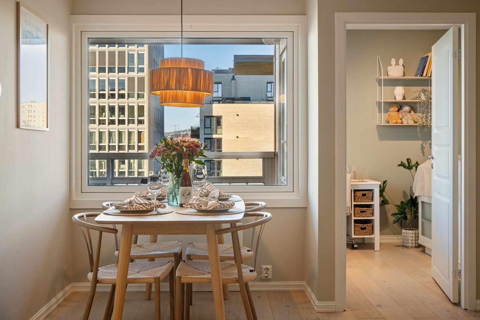 Det er god plass til ett stort spisebord i tilknytning til kjøkkenet. Her kan man invitere venner og familie til middag. Galleribilde