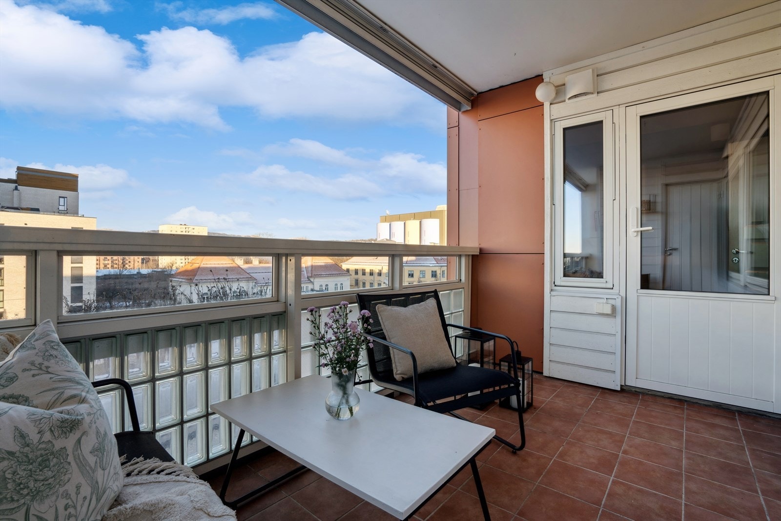 På balkongen er det fine solforhold og god plass til utemøbler(Se solkart senere i bildekarusellen) Galleribilde